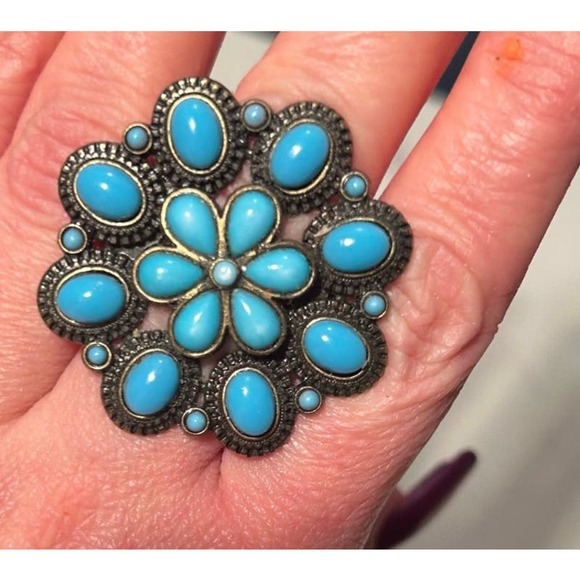 Oversized Flower Ring - Picture 3 of 5